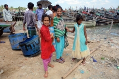 Tre nyfikna tjejer, Kastura Ghat, Cox's Bazar town.