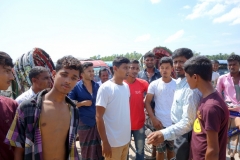 Piren från Maheskhali Gorakghata Ghat in till staden Gorakghata, Maheskhali island. Mannen i rutig skjorta till höger i bild pratade mycket bra engelska och försökte skydda mig mot Rickshaw-killarna. Jag tackade vänligt men bestämt nej till det beskyddet. Alla var jättetrevliga så jag såg inget behov av det.