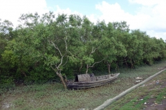 Övergiven båt vid piren ut till Maheskhali Gorakghata Ghat, Maheskhali island.