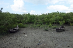 Övergivna båtar vid piren ut till Maheskhali Gorakghata Ghat, Maheskhali island.