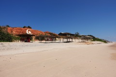 Stranden i nordlig riktning med symbolen för Canoa Quebrada i berget.