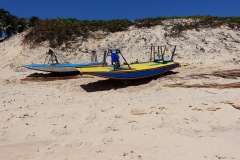 Fiskebåtar (jangadas) på stranden i Canoa Quebrada.