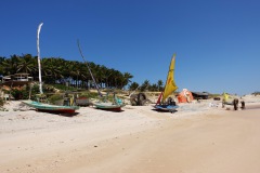 Fiskebåtar (jangadas) på stranden i Canoa Quebrada.