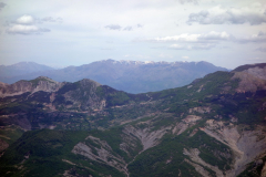 Utsikten över ännu högre berg i ostlig riktning från Mount Dajti.