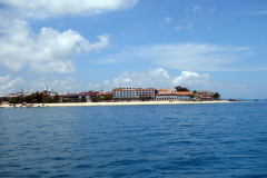 Utsikt mot Stone Town från Kilimanjaro IV på väg mot Dar es-Salaam.