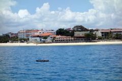 Utsikt mot Stone Town från Kilimanjaro IV på väg mot Dar es-Salaam.