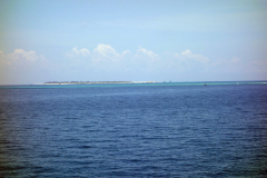 Tropisk ö ute på havet mellan Unguja och afrikanska fastlandet. Foto från Kilimanjaro IV på väg mot Dar es-Salaam.