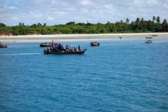 Lokal passagerarbåt nära centrala Dar es-Salaam.