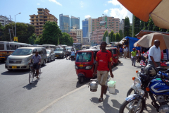 Gatuscen längs Uhuru street, Dar es-Salaam.