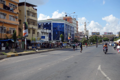 Gatuscen längs Bibi Titi Mohammed street, Dar es-Salaam.