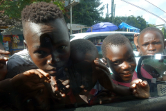 Gatubarn som sprungit fram till taxin vid ett trafikljus för att tigga pengar, Dar es-Salaam.