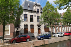 Den vackra arkitekturen i Delft.