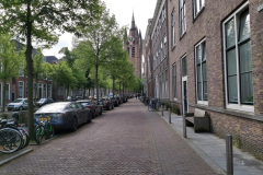 På denna bild ser man tydligt att tornet på Oude Kerk i bakgrunden lutar rejält, Delft.