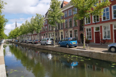 Vacker arkitektur längs den idylliska kanalen i centrala Delft.