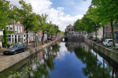 Vacker arkitektur längs den idylliska kanalen i centrala Delft.