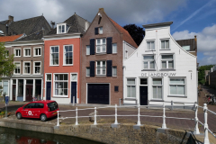 Den vackra arkitekturen i Delft.