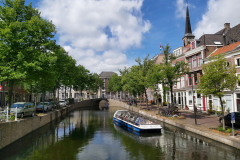 Vacker arkitektur längs den idylliska kanalen i centrala Delft.