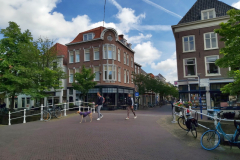 Gatuscen i centrala Delft.