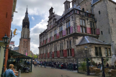 Nieuwe Kerk till vänster i vild och Stadhuis Delft till höger i bild.