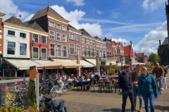 Den vackra arkitekturen vid stadens stora torg, Delft.