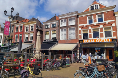 Den vackra arkitekturen vid stadens stora torg, Delft.