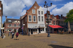 Den vackra arkitekturen vid stadens stora torg, Delft.