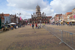 Stora torget i Delft med Stadhuis i bakgrunden.