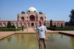 Stefan framför Humajuns grav, Delhi.