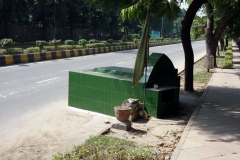 En grav som täcker delar av ena filen på en större väg i centrala Delhi.