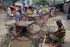 Gatuscen i Dhaka med lagning av punkteringar och diverse annat. Dessa gubbar är duktiga på att fixa och laga!