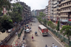 Gatuscen i centrala Dhaka med förvånansvärt lite trafik.