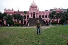 Stefan framför Ahsan Manzil (rosa palatset), Dhaka.