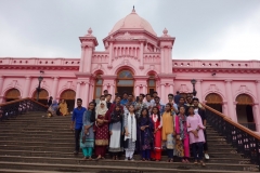Studenter framför Ahsan Manzil (rosa palatset), Dhaka.