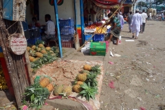 Försäljning av ananas i old Dhaka.