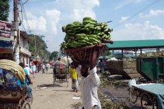 Bananleverans till marknad i old Dhaka.