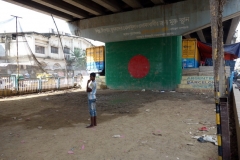 Fotboll under bropelare till bron som går över Buriganga river, old Dhaka.