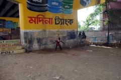 Fotboll under bropelare till bron som går över Buriganga river, old Dhaka.