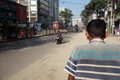 Gatuscen från en rickshaw i centrala Dhaka.
