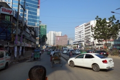 Gatuscen från en rickshaw i centrala Dhaka.