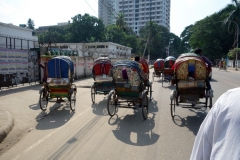 Gatuscen från en rickshaw i centrala Dhaka.