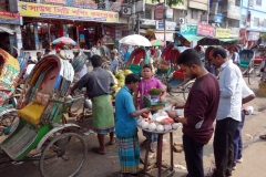 Gatuförsäljare nära Buriganga river, old Dhaka.