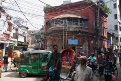 Gatuscen med kolonialarkitektur i bakgrunden, old Dhaka.