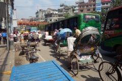 Trafiksituationen i Dhaka är extrem överallt.