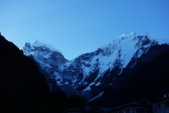 Kantega (6782 m) och Thamserku (6623 m) från Tengboche vid soluppgången.