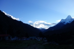 Tengboche vid soluppgången.