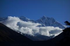 Mount Everest och Lhotse-massivet från Tengboche vid soluppgången.