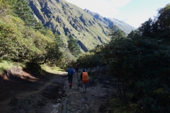 Japanen och hans sherpa-guide strax före mig ut ur Tengboche. Mot Dingboche!