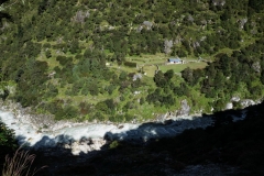 Den vackra naturen med floden Dudh Kosi i dalgången. EBC-trekken mellan Tengboche och Pangboche.