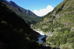 Den vackra naturen med floden Dudh Kosi i dalgången. EBC-trekken mellan Tengboche och Pangboche.