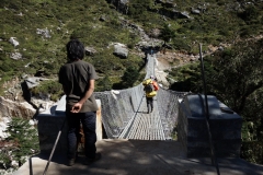 Bro över floden Dudh Kosi längs EBC-trekken mellan Tengboche och Dingboche.